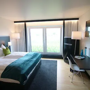  Hotel Me